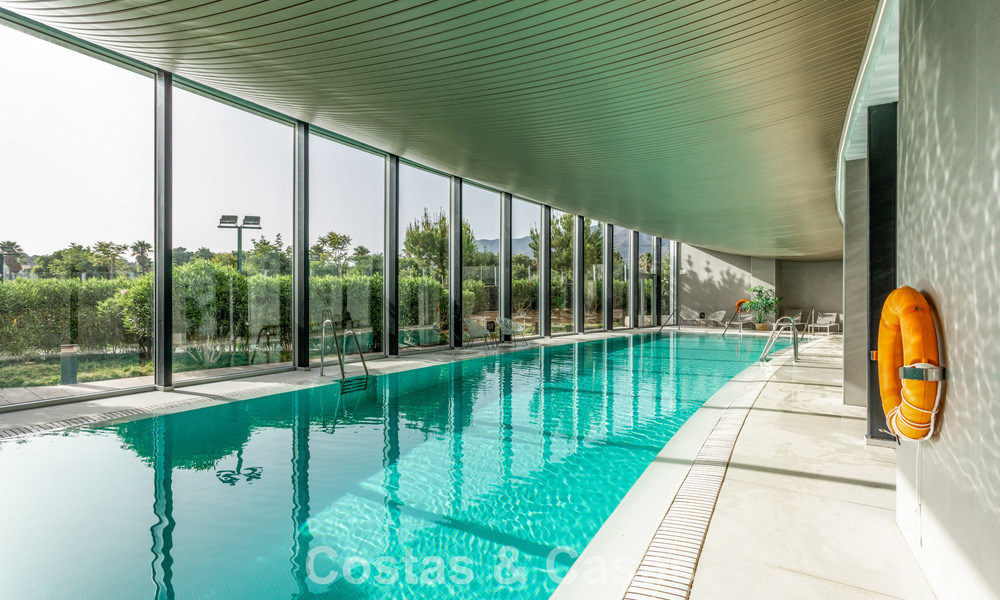 Moderno apartamento de 4 dormitorios en primera línea de playa con vistas al mar en venta en Estepona, Costa del Sol 782671