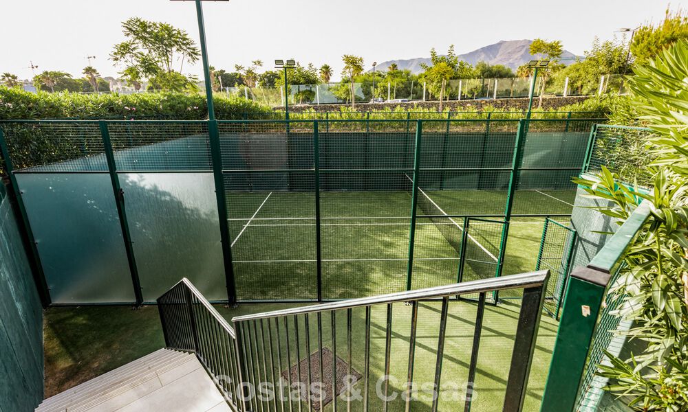 Moderno apartamento de 4 dormitorios en primera línea de playa con vistas al mar en venta en Estepona, Costa del Sol 782672