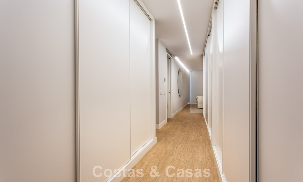 Moderno apartamento de 4 dormitorios en primera línea de playa con vistas al mar en venta en Estepona, Costa del Sol 782673