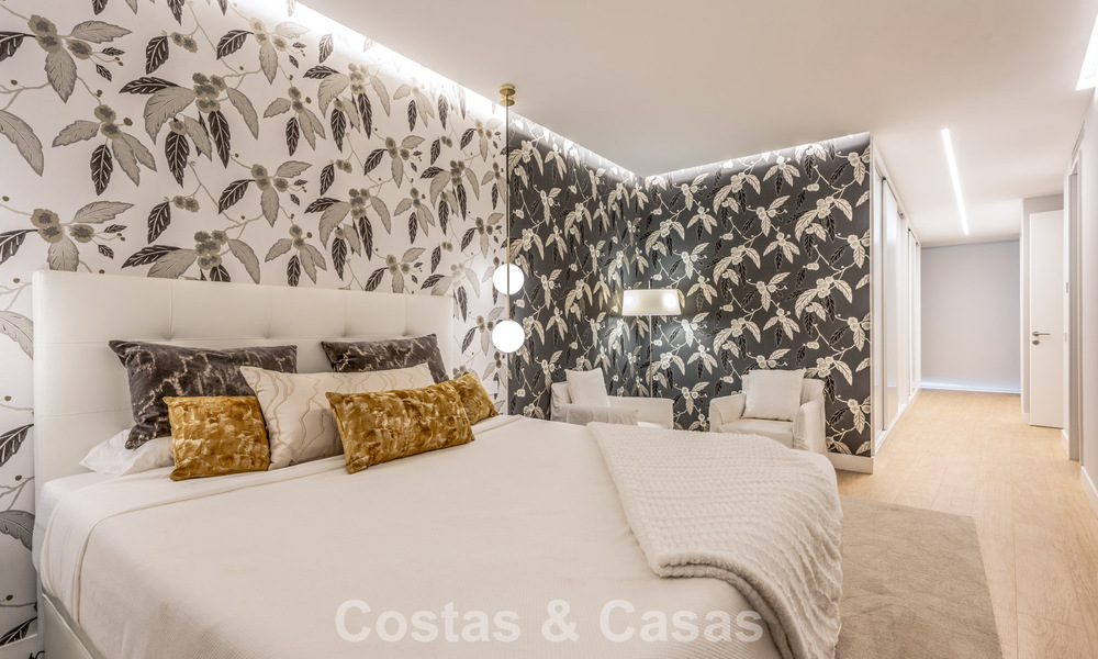 Moderno apartamento de 4 dormitorios en primera línea de playa con vistas al mar en venta en Estepona, Costa del Sol 782675