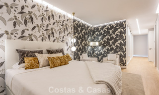 Moderno apartamento de 4 dormitorios en primera línea de playa con vistas al mar en venta en Estepona, Costa del Sol 782675 