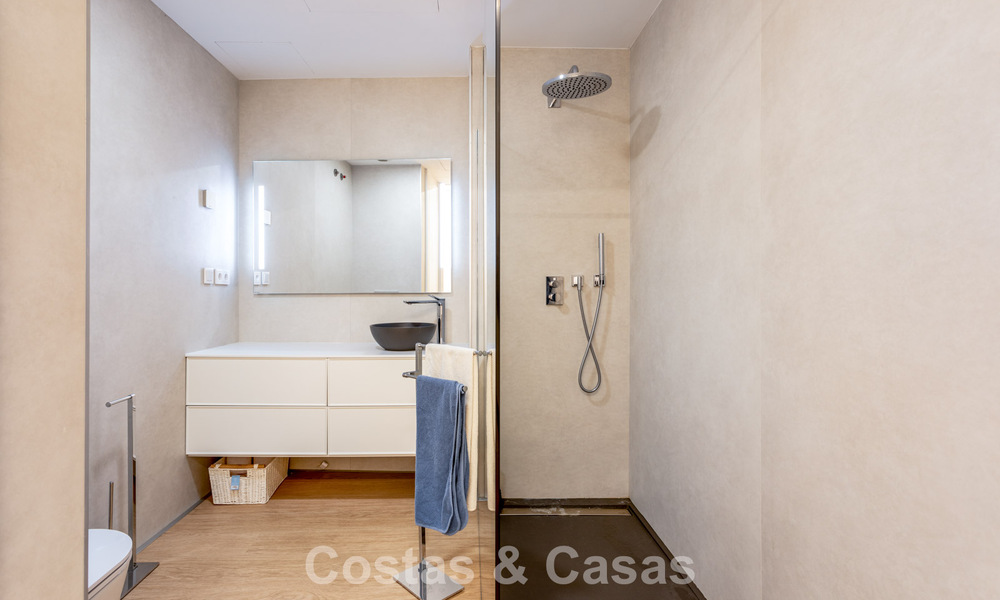 Moderno apartamento de 4 dormitorios en primera línea de playa con vistas al mar en venta en Estepona, Costa del Sol 782676