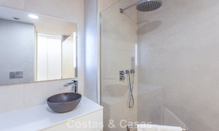 Moderno apartamento de 4 dormitorios en primera línea de playa con vistas al mar en venta en Estepona, Costa del Sol 782677 