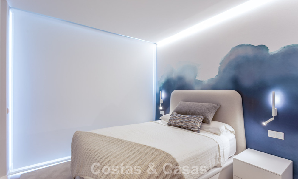 Moderno apartamento de 4 dormitorios en primera línea de playa con vistas al mar en venta en Estepona, Costa del Sol 782678