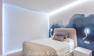 Moderno apartamento de 4 dormitorios en primera línea de playa con vistas al mar en venta en Estepona, Costa del Sol 782678 