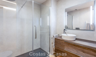 Moderno apartamento de 4 dormitorios en primera línea de playa con vistas al mar en venta en Estepona, Costa del Sol 782679 