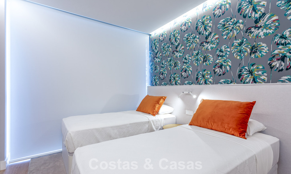 Moderno apartamento de 4 dormitorios en primera línea de playa con vistas al mar en venta en Estepona, Costa del Sol 782680