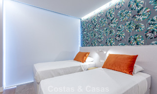 Moderno apartamento de 4 dormitorios en primera línea de playa con vistas al mar en venta en Estepona, Costa del Sol 782680 