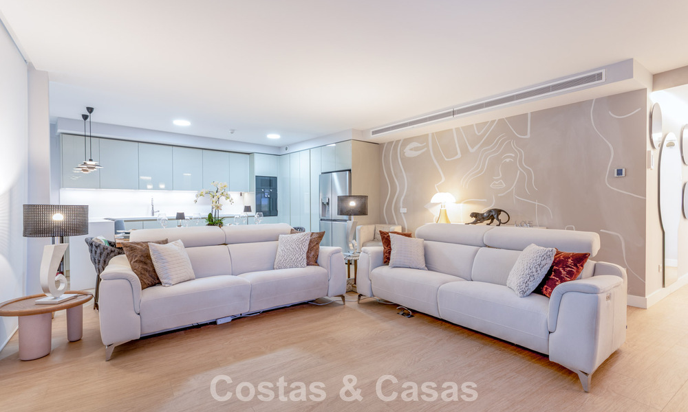 Moderno apartamento de 4 dormitorios en primera línea de playa con vistas al mar en venta en Estepona, Costa del Sol 782681
