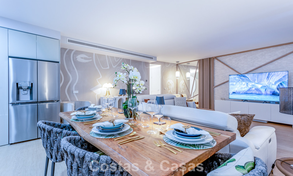 Moderno apartamento de 4 dormitorios en primera línea de playa con vistas al mar en venta en Estepona, Costa del Sol 782683