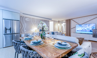 Moderno apartamento de 4 dormitorios en primera línea de playa con vistas al mar en venta en Estepona, Costa del Sol 782683 
