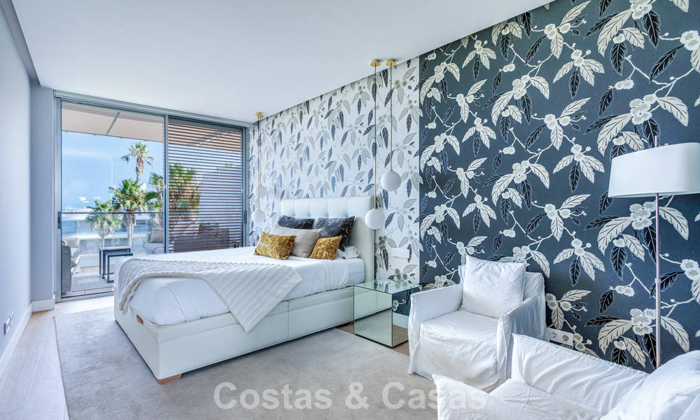 Moderno apartamento de 4 dormitorios en primera línea de playa con vistas al mar en venta en Estepona, Costa del Sol 782685