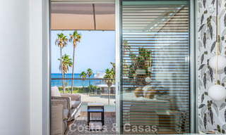 Moderno apartamento de 4 dormitorios en primera línea de playa con vistas al mar en venta en Estepona, Costa del Sol 782686 