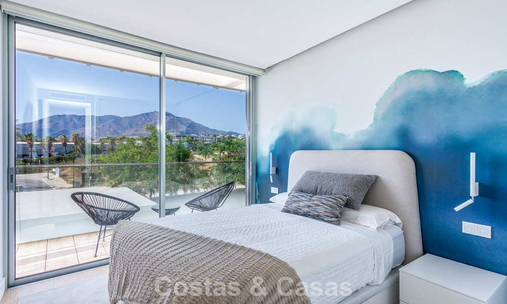 Moderno apartamento de 4 dormitorios en primera línea de playa con vistas al mar en venta en Estepona, Costa del Sol 782687