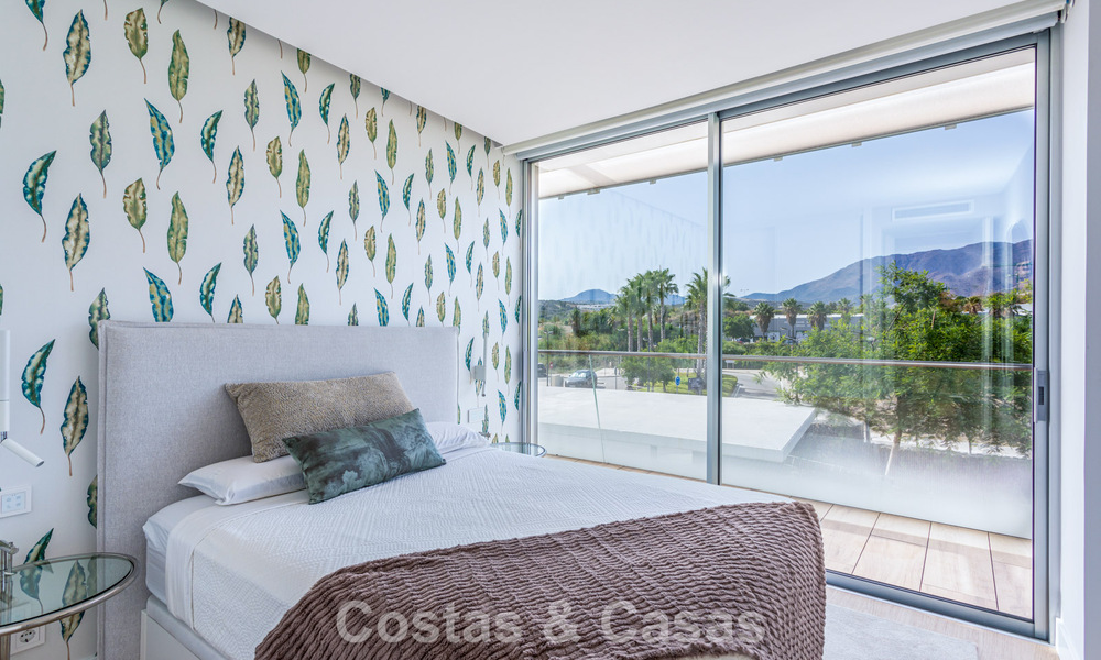 Moderno apartamento de 4 dormitorios en primera línea de playa con vistas al mar en venta en Estepona, Costa del Sol 782688