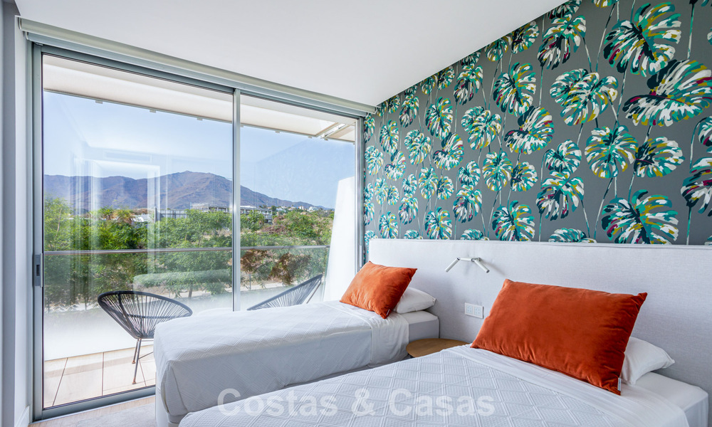 Moderno apartamento de 4 dormitorios en primera línea de playa con vistas al mar en venta en Estepona, Costa del Sol 782689