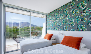 Moderno apartamento de 4 dormitorios en primera línea de playa con vistas al mar en venta en Estepona, Costa del Sol 782689 