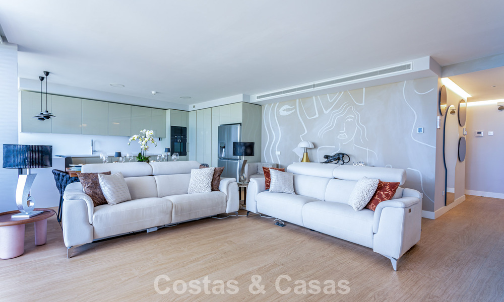 Moderno apartamento de 4 dormitorios en primera línea de playa con vistas al mar en venta en Estepona, Costa del Sol 782690