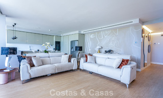 Moderno apartamento de 4 dormitorios en primera línea de playa con vistas al mar en venta en Estepona, Costa del Sol 782690 