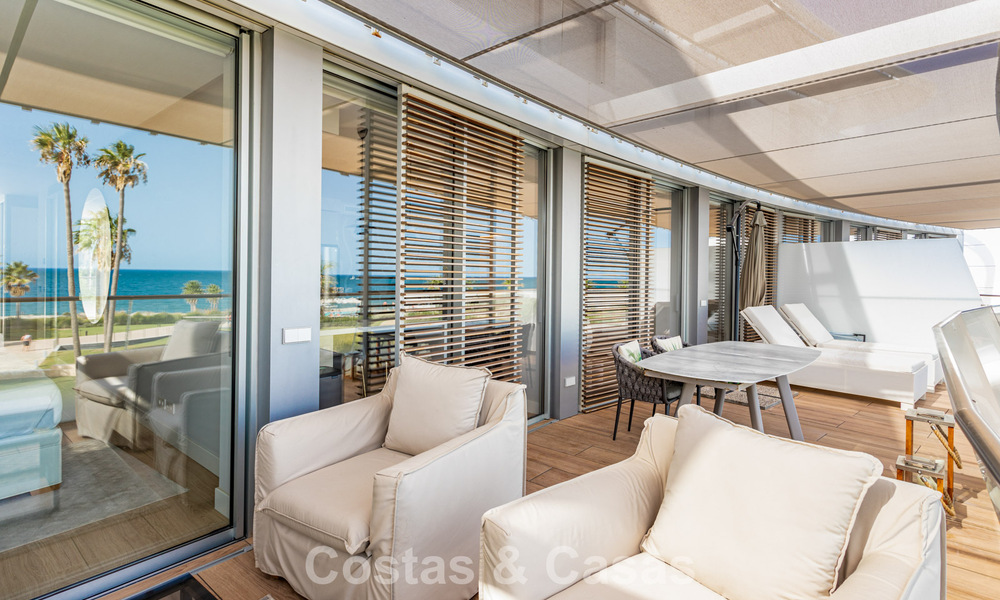 Moderno apartamento de 4 dormitorios en primera línea de playa con vistas al mar en venta en Estepona, Costa del Sol 782691