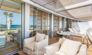 Moderno apartamento de 4 dormitorios en primera línea de playa con vistas al mar en venta en Estepona, Costa del Sol 782691 