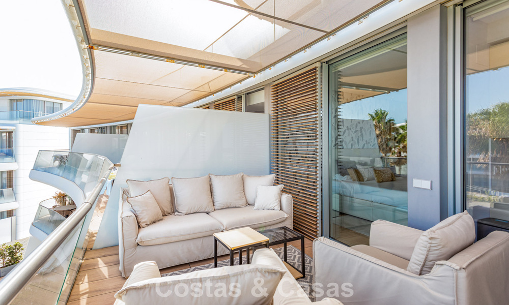 Moderno apartamento de 4 dormitorios en primera línea de playa con vistas al mar en venta en Estepona, Costa del Sol 782692
