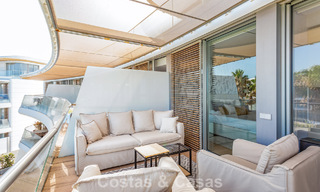 Moderno apartamento de 4 dormitorios en primera línea de playa con vistas al mar en venta en Estepona, Costa del Sol 782692 