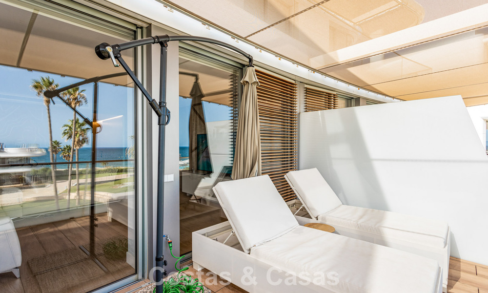 Moderno apartamento de 4 dormitorios en primera línea de playa con vistas al mar en venta en Estepona, Costa del Sol 782693