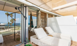 Moderno apartamento de 4 dormitorios en primera línea de playa con vistas al mar en venta en Estepona, Costa del Sol 782693 