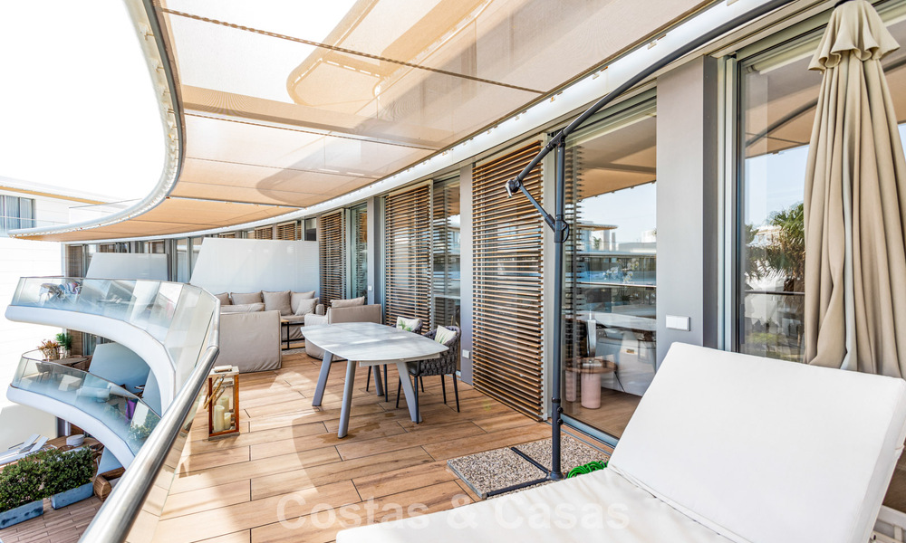 Moderno apartamento de 4 dormitorios en primera línea de playa con vistas al mar en venta en Estepona, Costa del Sol 782694
