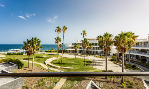Moderno apartamento de 4 dormitorios en primera línea de playa con vistas al mar en venta en Estepona, Costa del Sol 782695