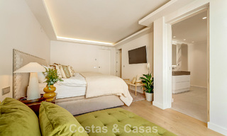 Lujosa casa adosada de estilo mediterráneo renovada en venta en primera línea de playa en la Milla de Oro de Marbella 782800 