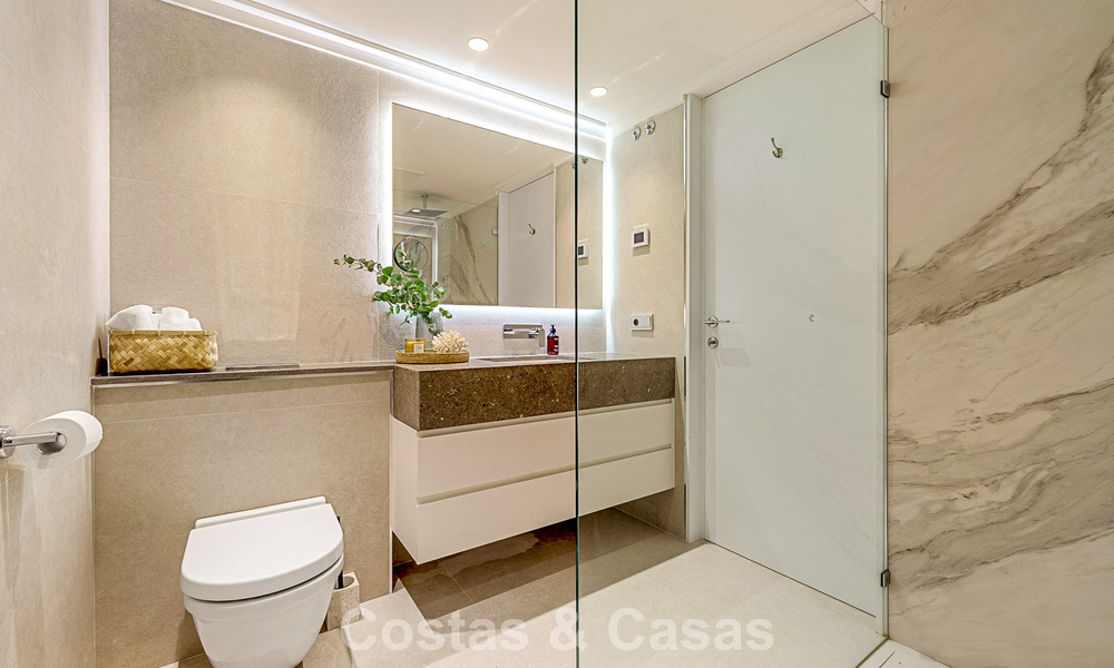 Lujosa casa adosada de estilo mediterráneo renovada en venta en primera línea de playa en la Milla de Oro de Marbella 782802