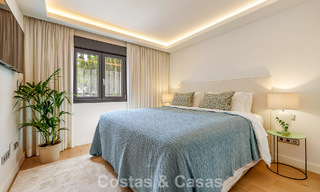 Lujosa casa adosada de estilo mediterráneo renovada en venta en primera línea de playa en la Milla de Oro de Marbella 782803 