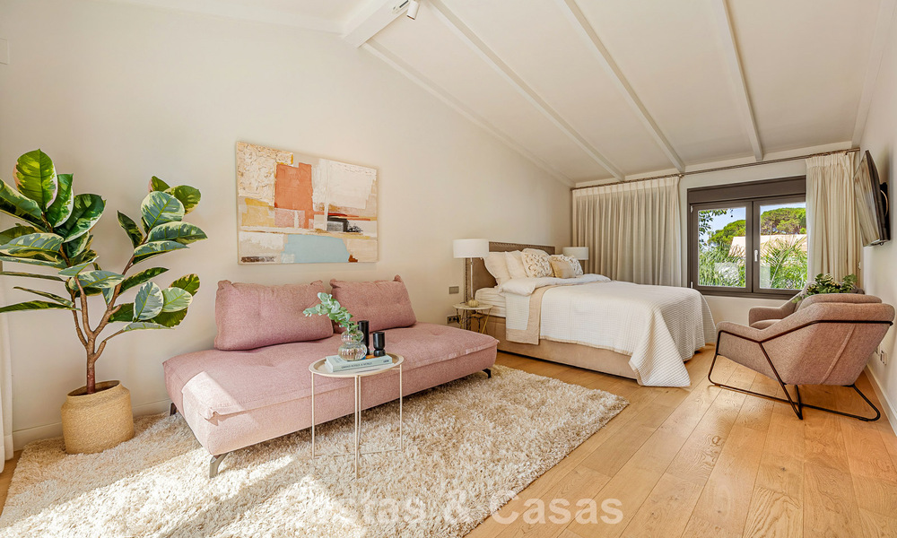 Lujosa casa adosada de estilo mediterráneo renovada en venta en primera línea de playa en la Milla de Oro de Marbella 782804