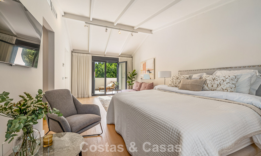 Lujosa casa adosada de estilo mediterráneo renovada en venta en primera línea de playa en la Milla de Oro de Marbella 782806