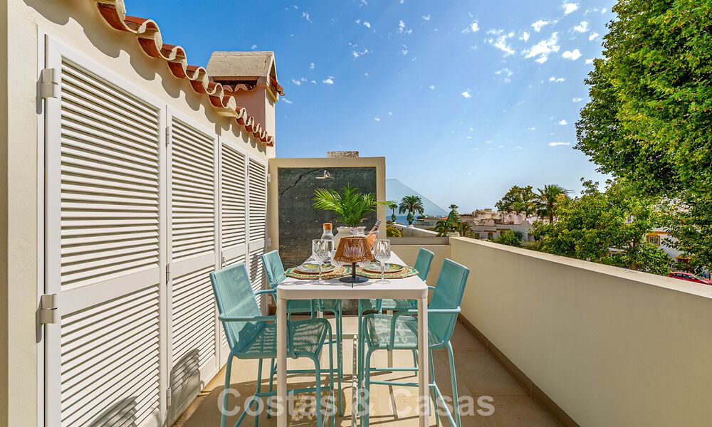 Lujosa casa adosada de estilo mediterráneo renovada en venta en primera línea de playa en la Milla de Oro de Marbella 782809