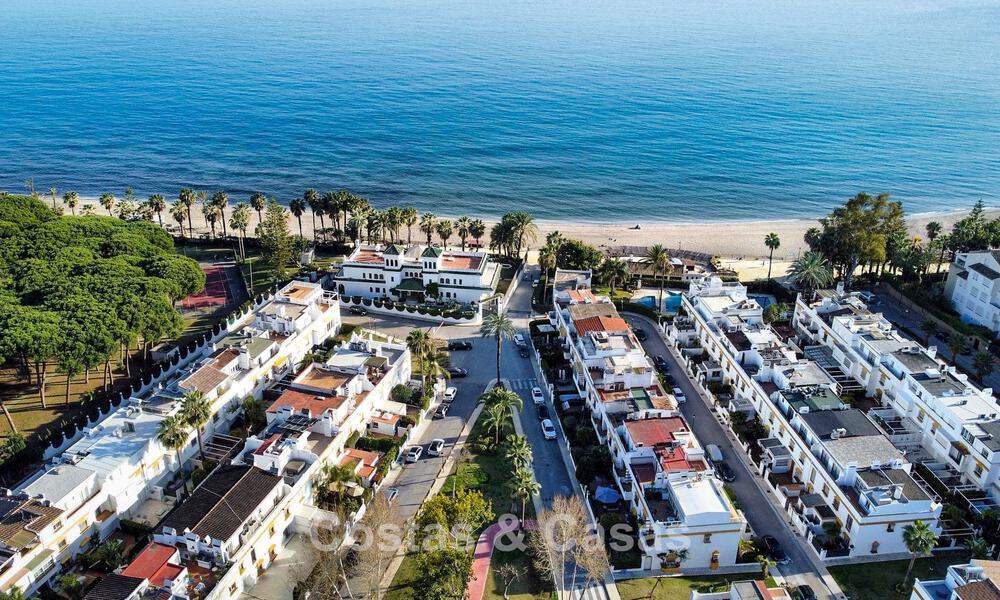 Lujosa casa adosada de estilo mediterráneo renovada en venta en primera línea de playa en la Milla de Oro de Marbella 782811