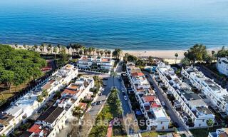 Lujosa casa adosada de estilo mediterráneo renovada en venta en primera línea de playa en la Milla de Oro de Marbella 782811 