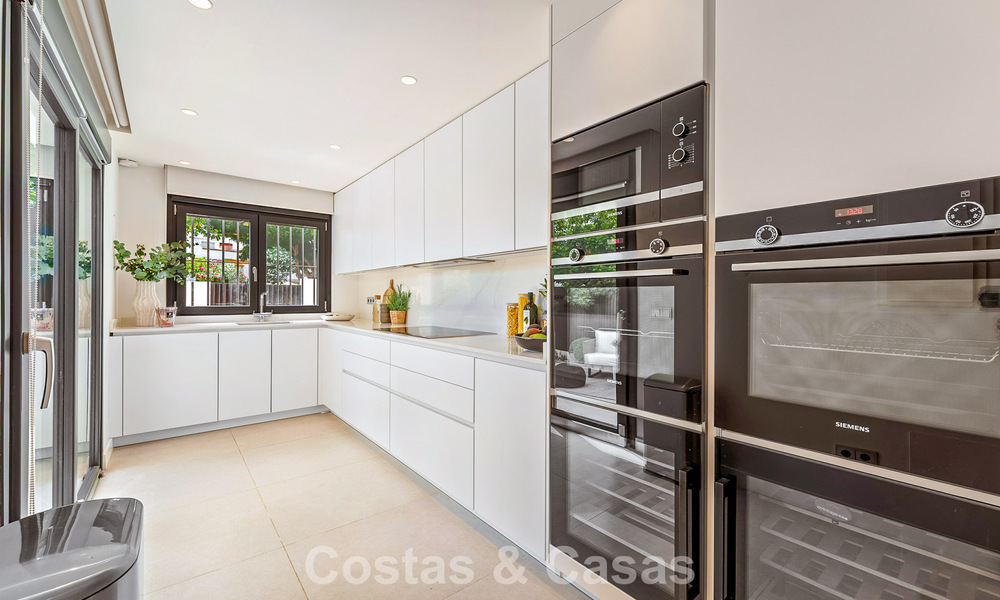 Lujosa casa adosada de estilo mediterráneo renovada en venta en primera línea de playa en la Milla de Oro de Marbella 782812