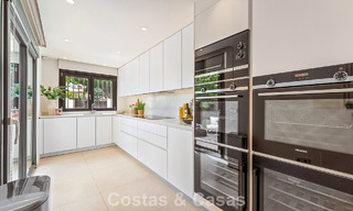 Lujosa casa adosada de estilo mediterráneo renovada en venta en primera línea de playa en la Milla de Oro de Marbella 782812 