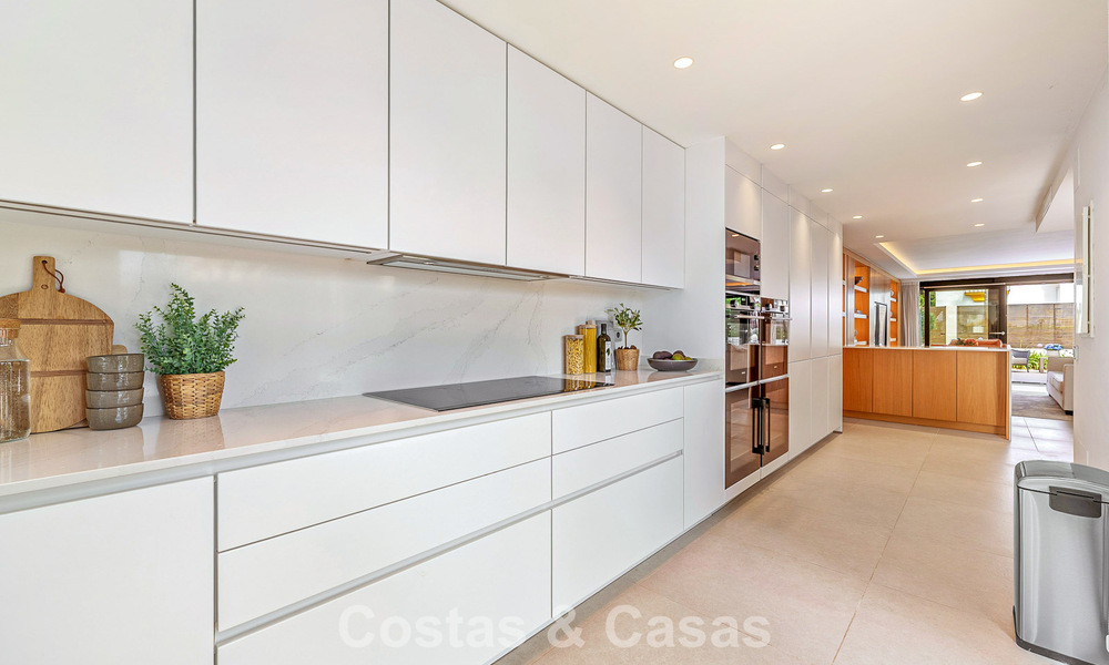 Lujosa casa adosada de estilo mediterráneo renovada en venta en primera línea de playa en la Milla de Oro de Marbella 782813