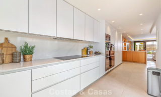 Lujosa casa adosada de estilo mediterráneo renovada en venta en primera línea de playa en la Milla de Oro de Marbella 782813 
