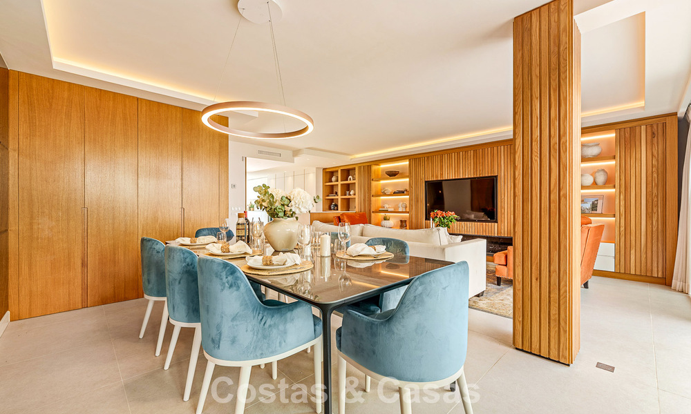 Lujosa casa adosada de estilo mediterráneo renovada en venta en primera línea de playa en la Milla de Oro de Marbella 782817