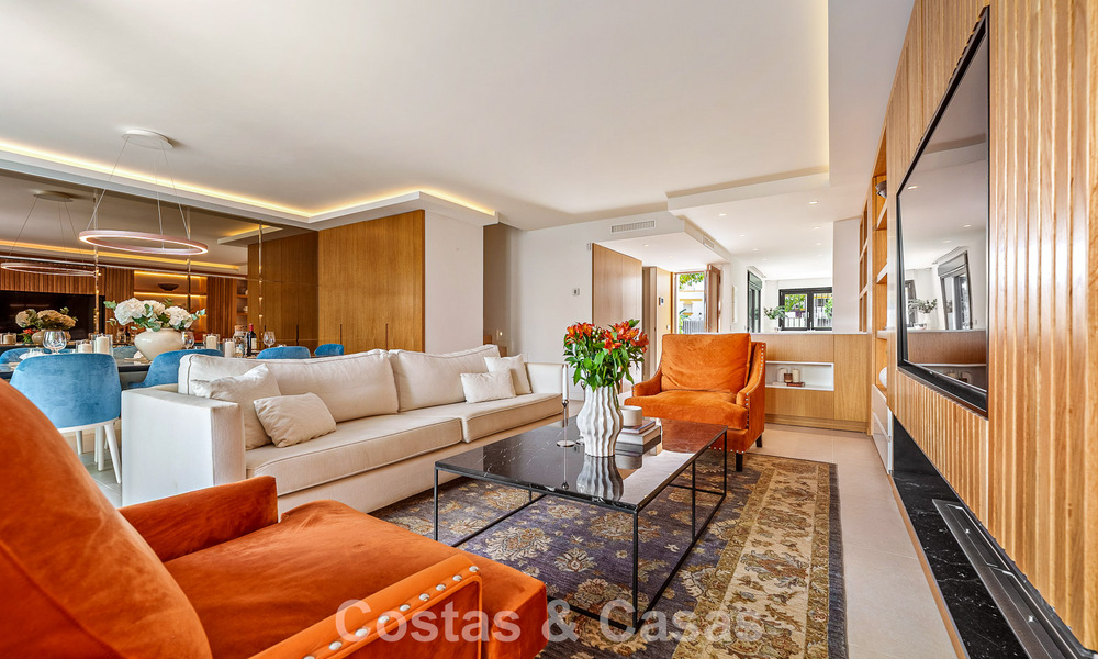Lujosa casa adosada de estilo mediterráneo renovada en venta en primera línea de playa en la Milla de Oro de Marbella 782818