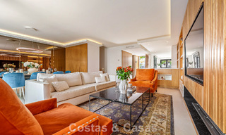 Lujosa casa adosada de estilo mediterráneo renovada en venta en primera línea de playa en la Milla de Oro de Marbella 782818 