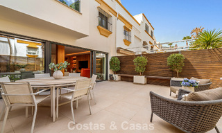 Lujosa casa adosada de estilo mediterráneo renovada en venta en primera línea de playa en la Milla de Oro de Marbella 782820 