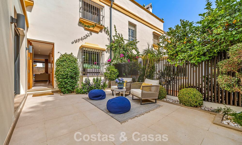 Lujosa casa adosada de estilo mediterráneo renovada en venta en primera línea de playa en la Milla de Oro de Marbella 782821