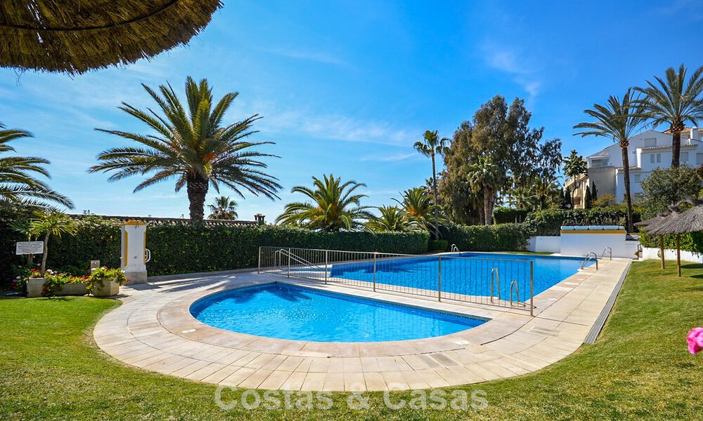 Casa adosadas de estilo mediterráneo en venta en primera línea de playa en la Milla de Oro de Marbella 792328