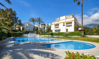 Casa adosadas de estilo mediterráneo en venta en primera línea de playa en la Milla de Oro de Marbella 792329 